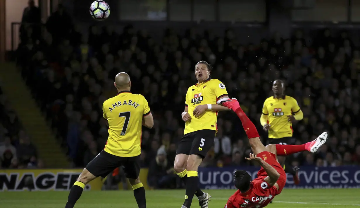 Proses gol yang dicetak gelandang Liverpool, Emre Can, ke gawang Watford pada laga Premier League di Stadion Vicarage, Watford, Minggu (1/5/2017). Watford kalah 0-1 dari Liverpool. (AP/John Walton) 