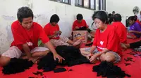 ODGJ Keputih Surabaya dilatih membuat kerajinan tangan. (Dian Kurniawan/Liputan6.com)