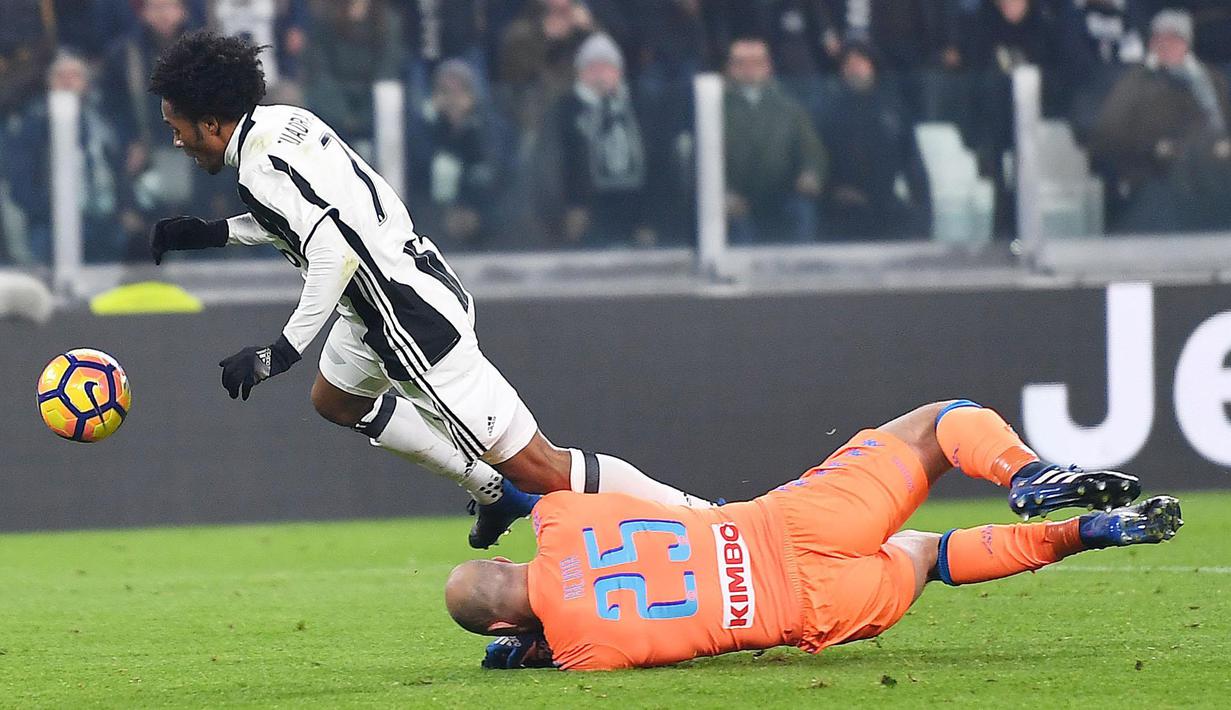 Kiper Napoli, Pepe Reina (kanan) melakukan pelanggaran terhadap pemain Juventus, Juan Cuadrado pada leg pertama semifinal Coppa Italia di Juventus Stadium, Turin, (28/2/2017). (EPA/Alessandro Di Marco)