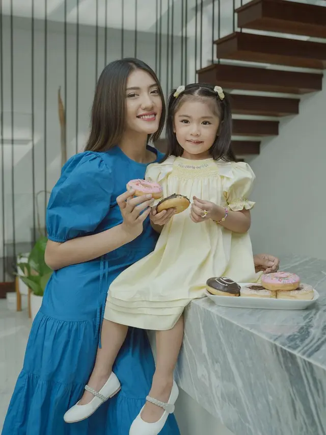 8 Gaya Twinning Anissa Aziza dan Putri Kecilnya Alea, Sama-sama Modis!