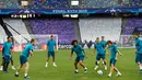 Pemain Real Madrid, Luka Modric mengoper bola selama sesi latihan menjelang final Liga Champions di NSC Olimpiyskiy Stadium, Kiev, Jumat (25/5). Final Liga Champions akan mempertemukan Real Madrid melawan wakil Inggris, Liverpool.  (AP/Pavel Golovkin)