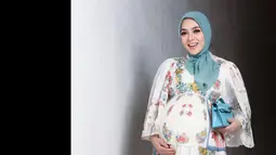 Dia memadukan penampilannya dengan hijab berwarna biru langit yang senada dengan tas Hermes-nya. (Foto: Instagram/ princessyahrini)