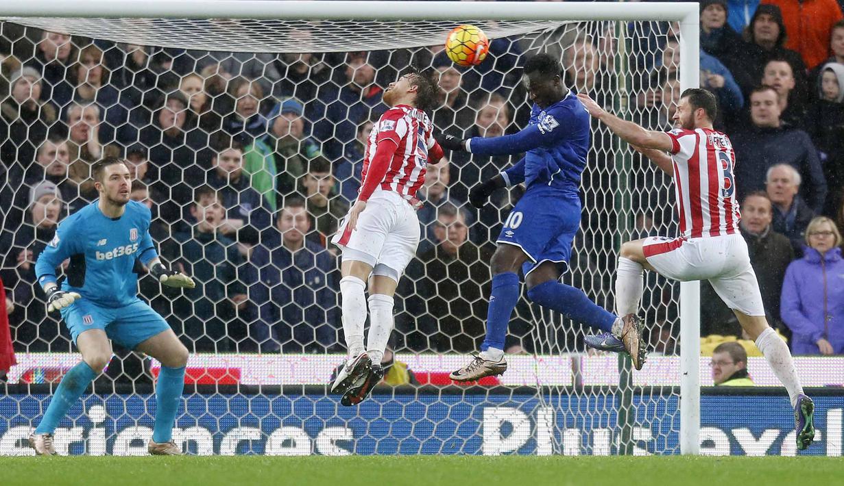 Pemain Everton, Romelu Lukaku(2 kanan) ipada lanjutan Liga Premier Inggris pekan ke-25 di Britania Stadium, Sabtu (6/2/2016). Everton menang atas tuan rumah Stoke City 3-0.  (Reuters/Ed Sykes)