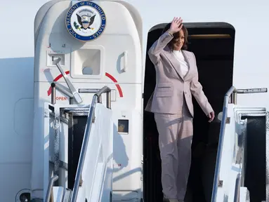 Wakil Presiden AS Kamala Harris melambaikan tangan ketika ia menaiki Air Force Two untuk pergi setelah menghadiri KTT Perhimpunan Bangsa-Bangsa Asia Tenggara (ASEAN), di Bandara Internasional Soekarno-Hatta di Tangerang, Indonesia, Kamis, 7 September 2023. (Yasuyoshi Chiba/Pool Photo via AP)