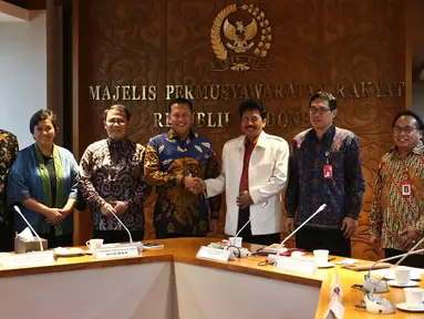 Ketua MPR Bambang Soesatyo (keempat kiri) bersalaman dengan Kepala BPIP Yudian Wahyudi saat menggelar pertemuan di Ruang Ketua MPR, Kompleks Parlemen, Jakarta, Selasa (10/3/2020). Pertemuan tertutup tersebut membahas kerja sama antara MPR dengan BPIP. (Liputan6.com/Johan Tallo)
