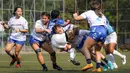 Pemain tim rugby putri Guam, Paige Surber (tengah kanan) dan Aviah Garrido berusaha merebut bola pemain tim rugby putri India, Sweta Sahi (tengah) saat laga Asia Rugby Sevens Trophy 2022 yang berlangsung di GBK Rugby Field, Jakarta, Sabtu (06/08/2022). (Bola.com/Bagaskara Lazuardi)