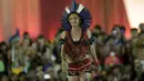Seorang wanita adat berpose selama parade Kecantikan Adat Internasional dalam Olimpiade bagi masyarakat adat dunia di, Palmas, Brasil, Sabtu (24/10/2015). Kejuaraan ini digelar 18-27 September nanti. (REUTERS/Ueslei Marcelino)