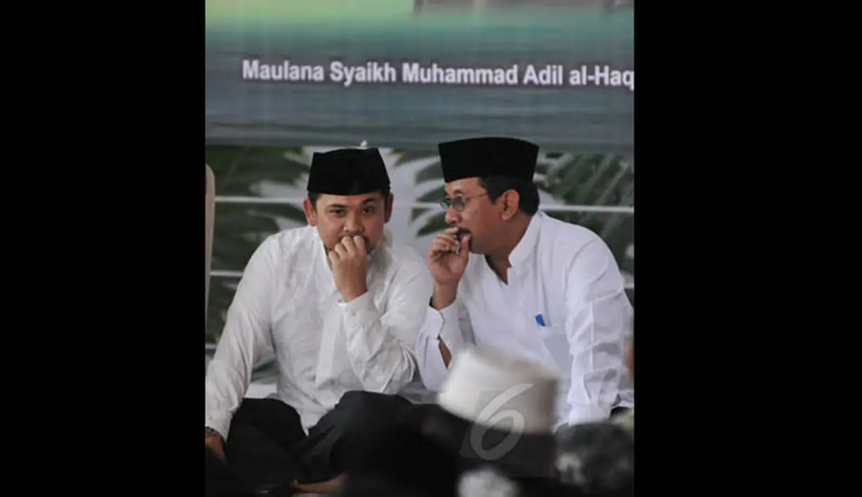 Ketua PWNU DKI Jakarta Tb Robby Budiansyah (kiri) disela-sela peringatan maulid dan zikir di Jakarta, Kamis (19/2). Acara ini digelar sekitar 1000 jamaah Nahdlatul Ulama DKI untuk mendoakan umat dan Negara. (Liputan6.com/Johan Tallo)