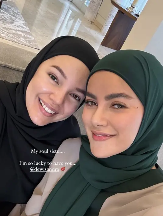 Olla Ramlan pun dalam media sosialnya mengatakan jika beruntung memiliki sahabat seperti Dewi Sandra. Dalam foto yang dibagikan, keduanya tampil dengan wajah memesona meski dengan makeup tipis.  [@ollaramlan]