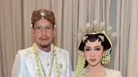 Vokalis Maliq &amp; D'Essential Angga Pureadiredja menikah dengan Dewi Andarini di The Dharmawangsa Jakarta dengan maskawin 53 gram emas dibayar tunai. (Foto: Dok. Instagram @dewiandarini)