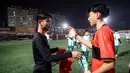 Pemain Korea-Korea Selecao bertukar jersey dengan pemain Clube Futebol de Benfica. (Bola.com/Bagaskara Lazuardi)