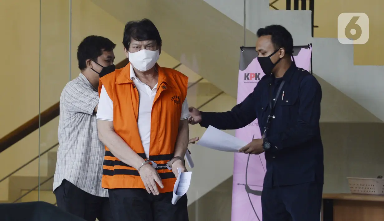 Eks Kepala Dinas Pengelolaan Keuangan dan Aset Daerah Kota Bandung Herry Nurhayat usai menjalani pemeriksaan di Gedung KPK, Jakarta, Kamis (23/4/2020). Herry diperiksa sebagai tersangka untuk melengkapi berkas kasus dugaan korupsi pengadaan RTH di Pemkot Bandung pada 2012. (merdeka.com/Dwi Narwoko)
