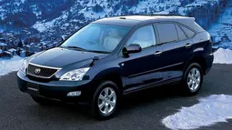 Toyota Harrier generasi kedua sempat menduduki posisi Alphard sekarang sebagai mobil wajib orang kaya di Indonesia. Harrier ini dijual sejak 2004 hingga 2013 dengan dua opsi mesin bensin yaitu 2.400cc dan 3.000cc. Desainnya yang mewah dan harga baru di eranya yang terbilang mahal membuat mobil ini memiliki citra sebagai mobil kelas atas. Saat ini, Harrier generasi kedua dibanderol mulai dari Rp150 juta sampai Rp250 jutaan. (Source: mbtech.info)