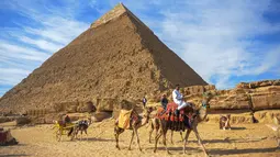Pemandangan piramida Khafre yang berada di dataran tinggi Giza di pinggiran barat daya ibukota Kairo, Mesir (6/12). Kompleks piramida Giza adalah kompleks piramida yang berdiri di Giza, di luar Kairo. (AFP Photo/Mohamed El-Shahed)
