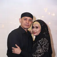 Banyak lika-liku dalam rumah tangga yang dibina pasangan artis senior Hengky Tarnando dan Baby Zelvia. Setelah nikah harus menyembunyikan pernikahannya, ujian kembali datang suaminya nikah lagi. (Andy Masela/Bintang.com)