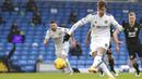 Striker Leeds United, Patrick Bamford, mencetak gol melalui tendangan penalti ke gawang Burnley pada laga Liga Inggris di Stadion Elland Road, Minggu (27/12/2020). Leeds United menang dengan skor 1-0. (Nigel French/Pool via AP)