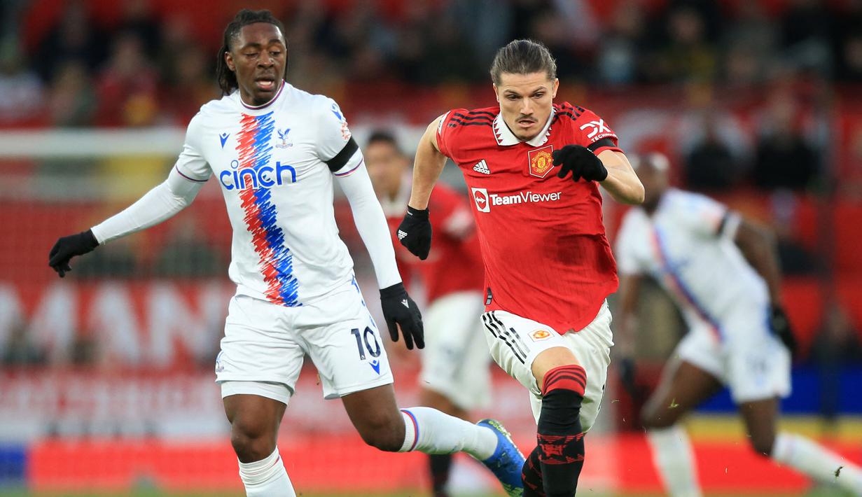 <p>Pemain baru Manchester United, Marcel Sabitzer (kanan) berebut bola dengan pemain Crystal Palace, Eberechi Eze pada laga pekan ke-22 Liga Inggris 2022/2023 di Old Trafford, Manchester, Sabtu (04/02/2023). Ini merupakan laga debut Sabtizer setelah dirinya didatangkan dari Bayern Munchen dengan status pinjaman pada bursa transfer Januari 2023. (AFP/Lindsey Parnaby)</p>