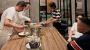 Berbagai hidangan lezat seperti nasi, lauk pauk, dan buah-buahan tampak tersaji di meja makan. Raffi, Yono, dan Habib Ja'far terlihat serius mengambil santapan sahur. Kehadiran Sule dengan candaannya yang khas juga turut mencairkan suasana sahur. (Liputan6.com/IG/@raffinagita1717)