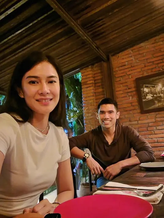 Sudah jadi pasangan suami istri sejak 18 Mei 2010, Dian dan suami kini sudah dikaruniai dua orang anak. Kerap tampil kompak dan harmonis, pasangan ini juga memiliki hobi yang sama, yaitu olahraga. (Instagram/therealdisastr)