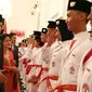 Presiden Jokowi didampingi Ibu Iriana dan sejumlah menteri saat mengukuhkan Pasukan Pengibar Bendera Pusaka (Paskibraka) Nasional 2017 di Istana Negara, Jakarta, Selasa (15/8). (Liputan6.com/Angga Yuniar)