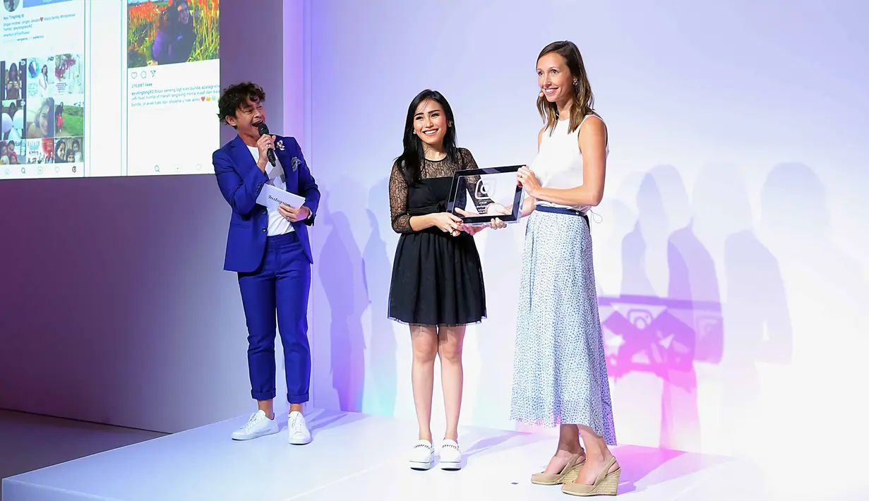 Ayu menerima penghargaan dari pihak Instagram Indonesia Rabu (26/7) malam. Susan Buckner Rose, Product Marketing Director Instagram dalam perhelatan #DiscoverYourStory menyerahkan penghargaan pada Ayu dan empat artis lainnya. (Nurwahyunan/Bintang.com)