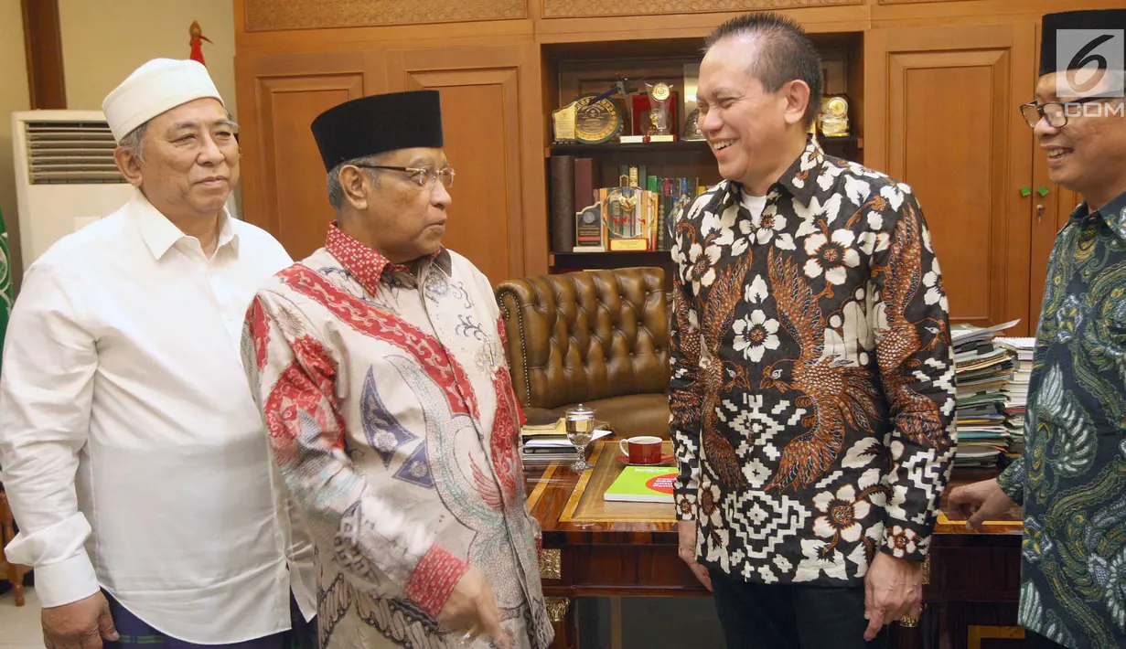 President Director & CEO Indosat Ooredoo Chris Kanter berbincang dengan  Ketua Umum Pengurus Besar Nahdlatul Ulama (PBNU) KH Said Aqil Siroj usai pertemuan di Kantor Pusat PBNU, Jakarta, Jumat (28/12). (Liputan6.com/HO/Eko)