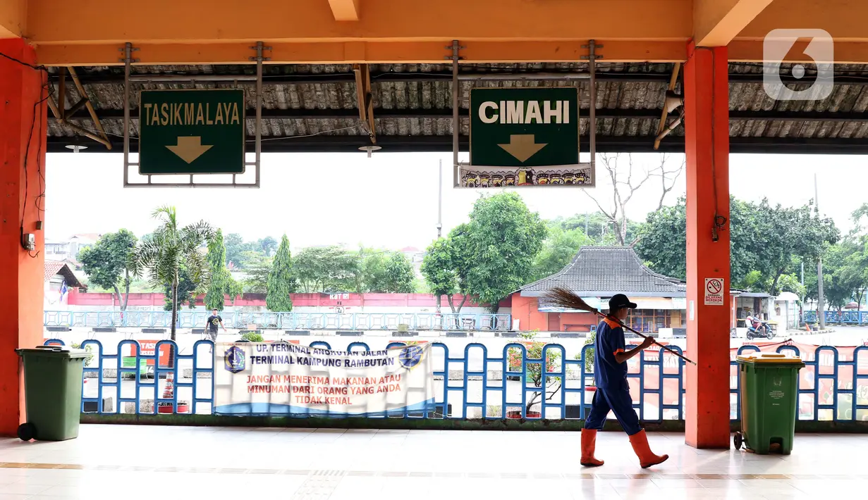 Petugas kebersihan melintasi ruang tunggu keberangkatan Terminal Kampung Rambutan, Jakarta, Sabtu (25/4/2020). Untuk mencegah dan memutus mata rantai penularan virus Covid-19, pemerintah resmi melarang aktivitas mudik pada Jumat (24/4) lalu. (Liputan6.com/Helmi Fithriansyah)