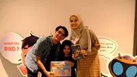 Herfiza Novianti bersama Ricky Harun dan anaknya