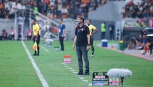 Pelatih Persija Jakarta,&nbsp;Mauricio Souza saat mendampingi timnya berhadapan dengan Persita Tangerang&nbsp;pada pekan perdana BRI Super League 2025/2026 di Jakarta International Stadium, Minggu (10/8/2025). (Bola.com/M. Iqbal Ichsan)