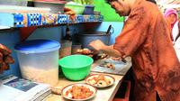 Pria sedang memasak Hucap di Kedai Ma Iroh. (Foto: Indonesia Kaya)