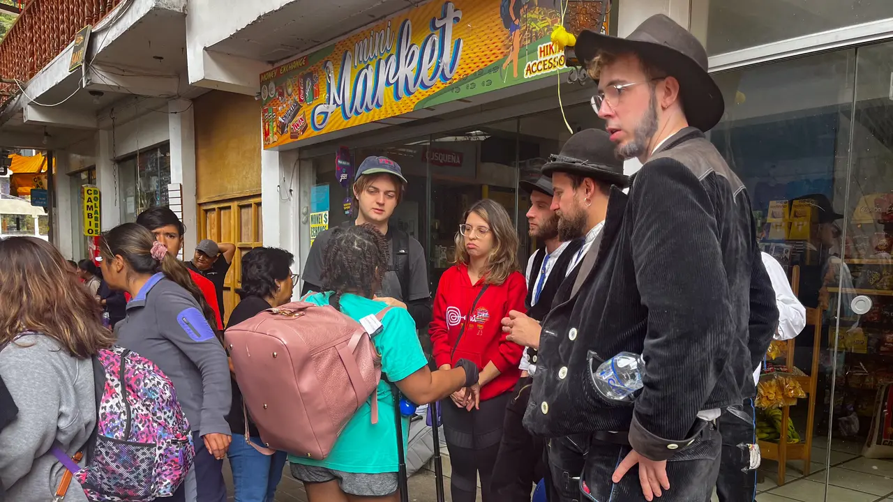 Wisatawan yang hendak ke Machu Picchu terlunta-lunta karena blokade warga Peru yang protes.