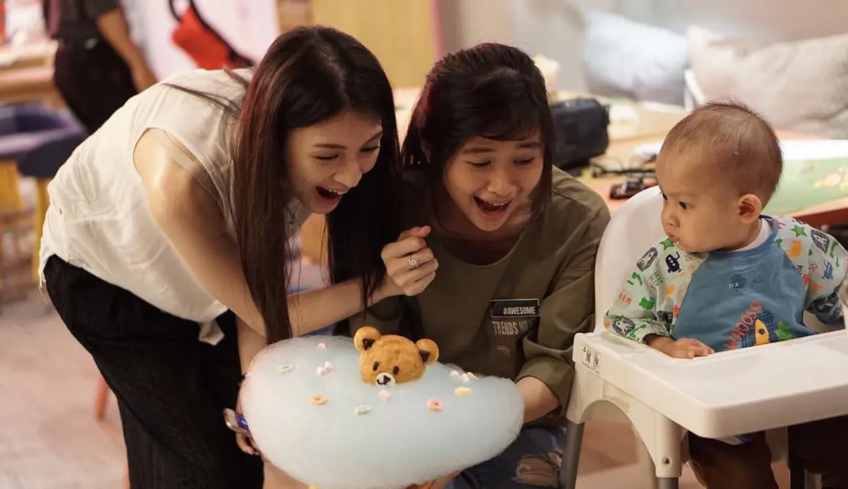 Walaupun Donita sudah berkeluarga, akan tetapi hal itu juga tak menghalangi mereka untuk jalan bareng. (Foto: instagram.com/donitabhubiy)