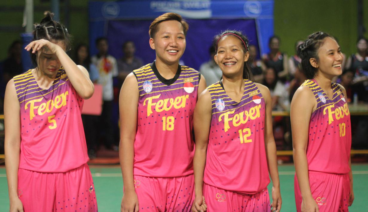 Para pebasket Surabaya Fever, tersenyum usai menjadi juara seri pertama Srikandi Cup 2017 di GOR Flying Wheel, Makassar, Sabtu (2/12/2017). Surabaya Fever juara setelah mengalahkan Merpati Bali 67-48. (Bola.com/Andhika Putra)