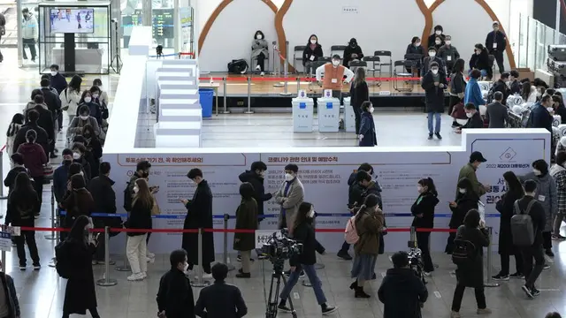 Orang-orang mengantre untuk memberikan suara awal mereka untuk pemilihan presiden 9 Maret di tempat pemungutan suara lokal di Seoul, Korea Selatan. (AP Photo/Ahn Young-joon)