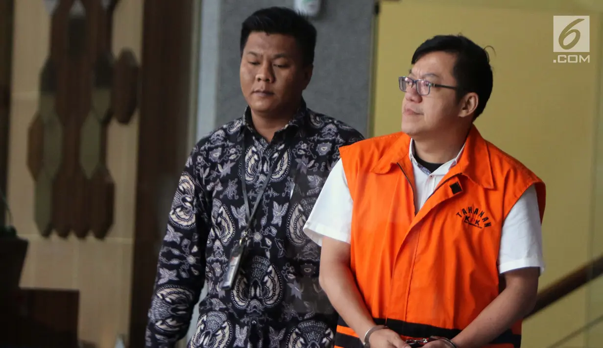 Tersangka dugaan korupsi proyek jalan di Kabupaten Jayapura, David Manibui (kiri) usai pemeriksaan lanjutan di Gedung KPK, Jakarta, Jumat (9/8/2019). Ia diperiksa sebagai tersangka suap pengadaan pekerjaan peningkatan di Jayapura APBD-P Pemprov Papua TA 2015. (Liputan6.com/Helmi Fithriansyah)