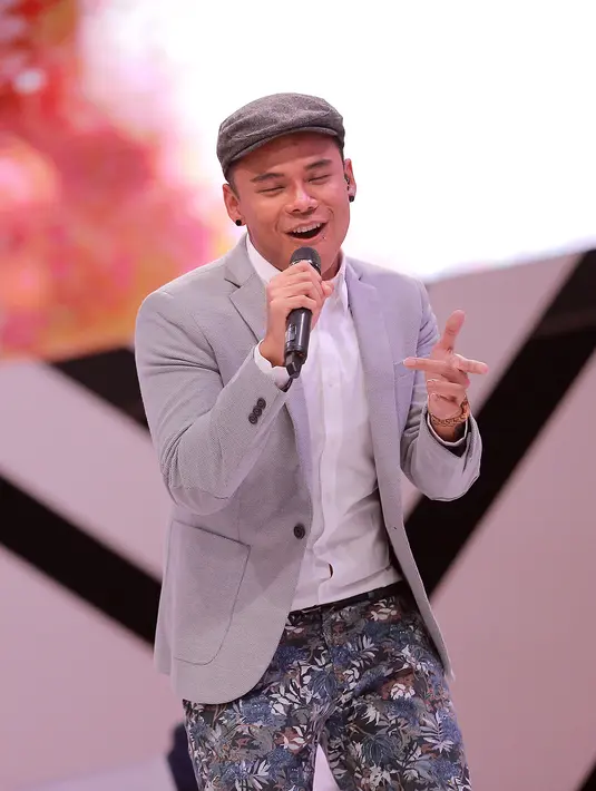 "Tato yang spesial, yang di leher. Itu quotenya Khalil Gibran, intinya tentang pluralisme," tutur Teza. (Adrian Putra/Bintang.com)