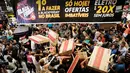 Pengunjung berdesak-desakan mengambil televisi pada hari "Black Friday" di Sebuah toko di Sao Paulo, Brasil, (24/11). Black Friday menjadi penanda dimulainya musim berbelanja bagi warga Brasil menjelang Natal. (REUTERS/Andrew Kelly)