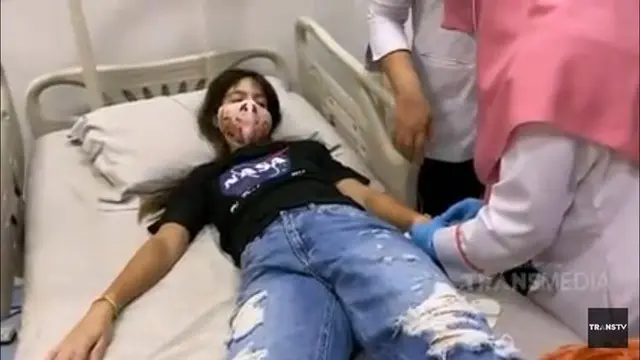 Nia Ramadhani saat menjalani pemeriksaan tangannya