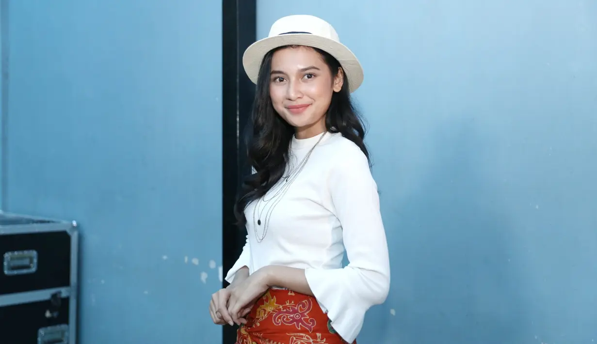 "Hal yang buat aku malu itu pas tahun 2014 aku dapat penghargaan, tapi gatau penghargaan apa. Karena aku dikasih tau manajer nanti kamu dapat ini, kamu datang ya. Cuma nggak dikasih tau kostumnya seperti apa. Jadi salah kostum," ujarnya.