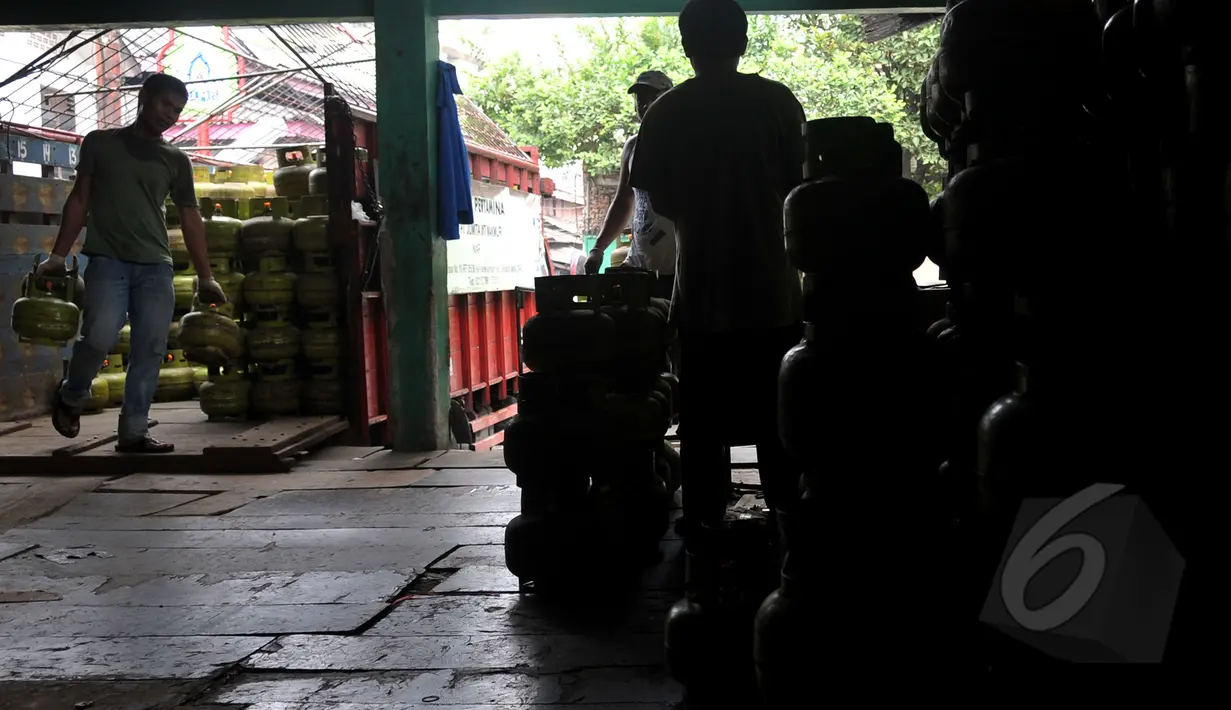 Pekerja menurunkan gas tiga kg dari mobil di agen elpiji di Karet Kuningan, Jakarta, Selasa (26/5/2015). Untuk menghindari subsidi yang tidak tepat sasaran, Pertamina melabeli gas tiga Kg dengan "Hanya untuk Masyarakat Miskin". (Liputan6.com/Johan Tallo)