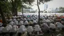 Para jamaah di Masjid Raya Al Azhar, Jakarta, mayoritas mengenakan baju koko warna putih, Sabtu (4/10/14). (Liputan6.com/Faizal Fanani)