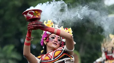 Masyarakat Bali melakukan tarian ritual selama parade patung-patung yang dikenal sebagai "ogoh-ogoh" yang melambangkan kejahatan, sebelum parade "Hari Raya Nyepi" di Denpasar, Bali, pada tanggal 1 Maret 2024. (SONNY TUMBELAKA/AFP)