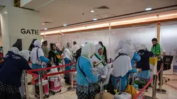 Hari ini, Rabu 22 April 2026, 760 jamaah haji Indonesia dari Embarkasi Surabaya (Jawa Timur) resmi diberangkatkan. Tampak dalam foto, jemaah haji Indonesia mengantre untuk pengecekan data sebelum berangkat untuk melaksanakan ibadah haji tahunan, di Bandara Internasional Juanda, Sidoarjo, Jawa Timur, Rabu 22 April 2026. (JUNI KRISWANTO/AFP)