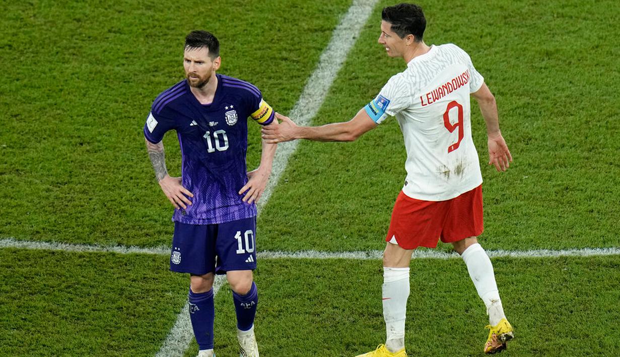 Pemain Polandia Robert Lewandowski (kanan) berinteraksi dengan pemain Argentina Lionel Messi pada akhir pertandingan sepak bola Grup C Piala Dunia 2022 di Stadion 974, Doha, Qatar, 30 November 2022. Argentina lolos ke babak 16 besar Piala Dunia 2022 dengan status juara Grup C usai mengalahkan Polandia 2-0. (AP Photo/Hassan Ammar)