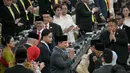 Presiden Republik Indonesia Prabowo Subianto (tengah) bersama Wakil Presiden Republik Indonesia Gibran Rakabuming Raka (tengah-kiri) saat tiba di Gedung Majelis Permusyawaratan Rakyat (MPR)/ Dewan Perwakilan Rakyat (DPR)/Dewan Pimpinan Daerah (DPD) RI, Jakarta, pada Jumat (15/8/2025). (BAY ISMOYO/AFP/POOL)