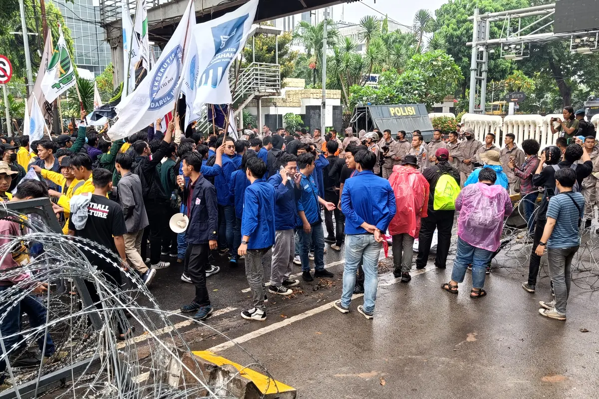 Aksi unjuk rasa yang dilakukan oleh mahasiswa diwarnai kericuhan di kawasan Patung Kuda