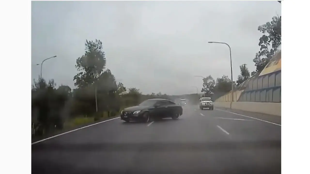 Mobil Mercedes-Benz C63 AMG kehilangan traksi di jalan tol