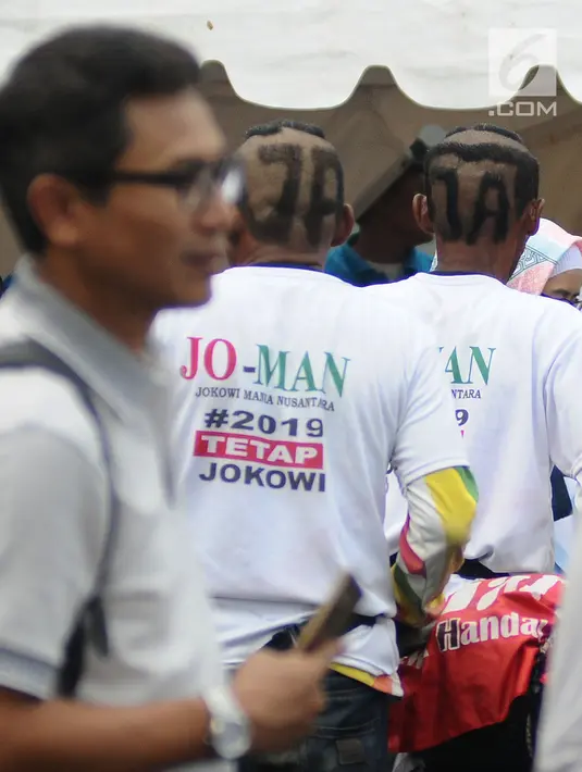 Pendukung calon presiden nomor urut 01 Joko Widodo menunjukkan penampilan rambut unik saat tiba di Sentul International Convention Center, Bogor, Jawa Barat, Minggu (24/2). (Liputan6.com/Herman Zakharia)