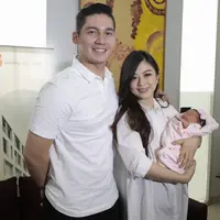 "Nah jadi enggak tahu juga namanya baru pertama, enggak tahu kontraksi gimana. Tanggal 28 kayaknya kontraksi, enggak dirasain, jam 4 pagi, tanggal 29 sudah bukaaan tujuh," ujar Franda saat jumpa pers di RSIA Kemang Medical Care, Jakarta, Rabu (2/5).