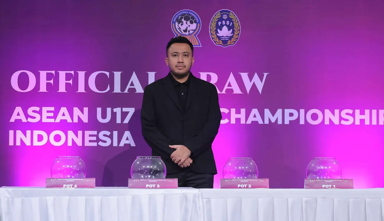 Undian yang dilakukan Jumat 6 Maret 2026 di SCTV Tower, Jakarta, menghasilkan Indonesia berada di Grup A. Tampak dalam foto, anggota Exco Persatuan Sepak Bola Seluruh Indonesia (PSSI), Muhammad, bersiap melakukan pengundian fase grup Piala AFF U-17 2026 yang digelar di SCTV Tower, Jakarta, Jumat (6/3/2026). (Bola.com/Bagaskara Lazuardi)
